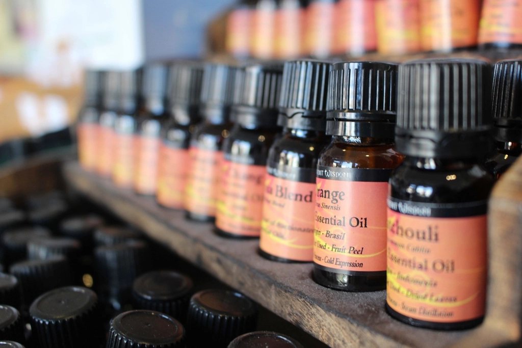 Frascos de aceites esenciales en un estante