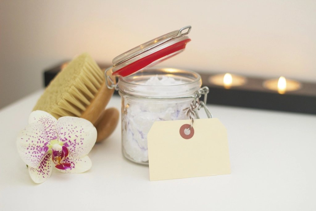 Cepillo corporal, sales y velas encendidas