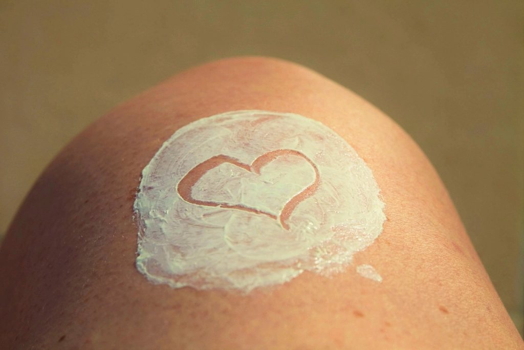 Crema sobre la piel del hombro