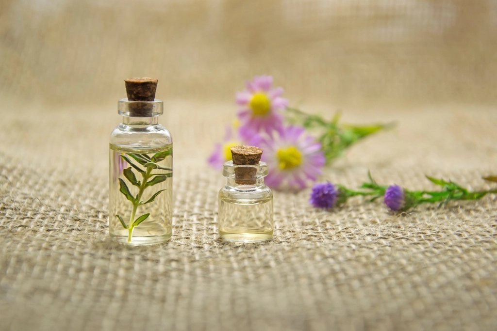 Frascos de aceite esencial con flores
