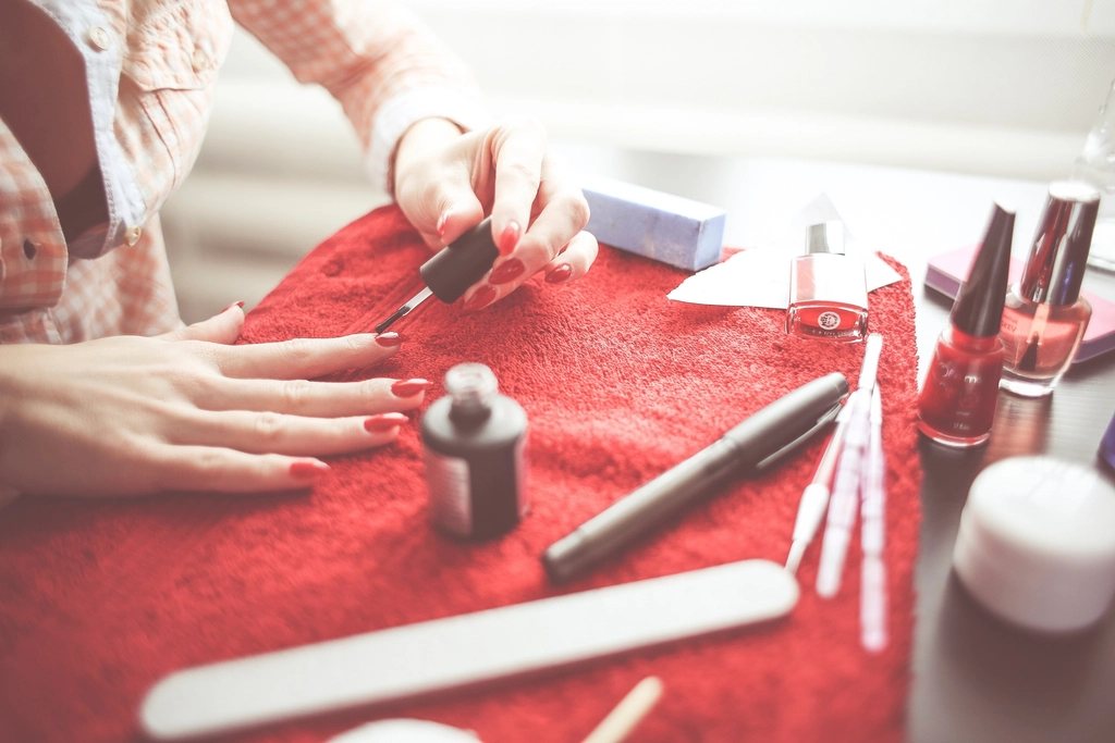 Mesa de manicura con esmaltes y lima